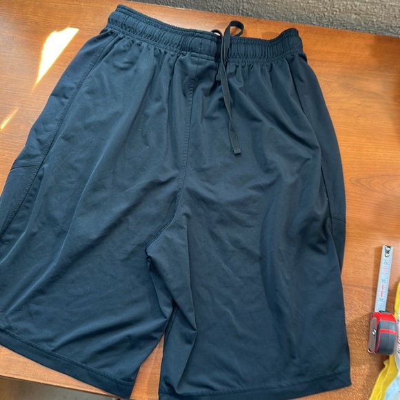 UNDER ARMOUR Black Heatgear unlined shorts - Picture 10 of 15